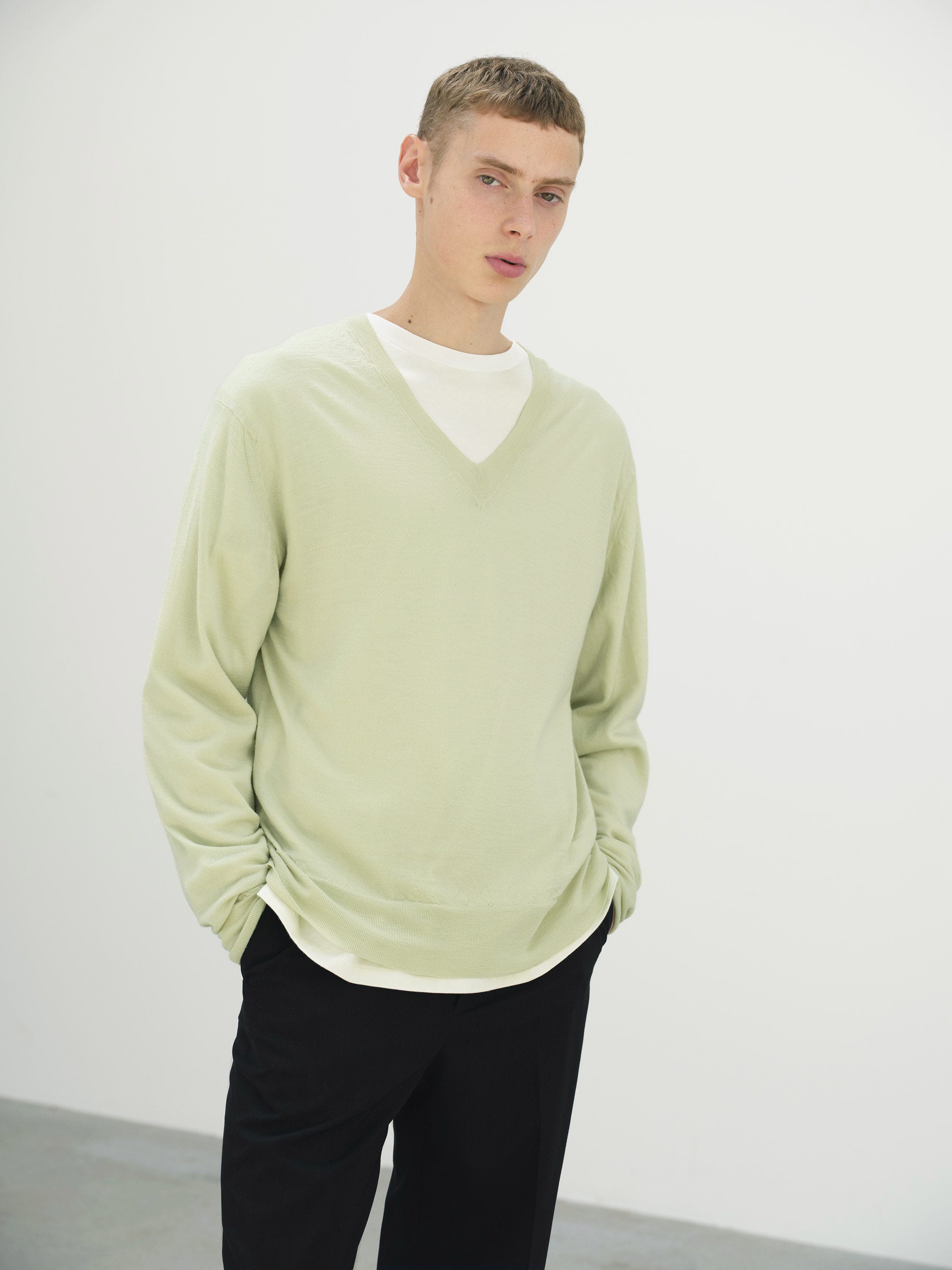 KIRA | AURALEE PRODUCT DYED WOOL KNIT V-NECK P/O - 트렌디한 디자인