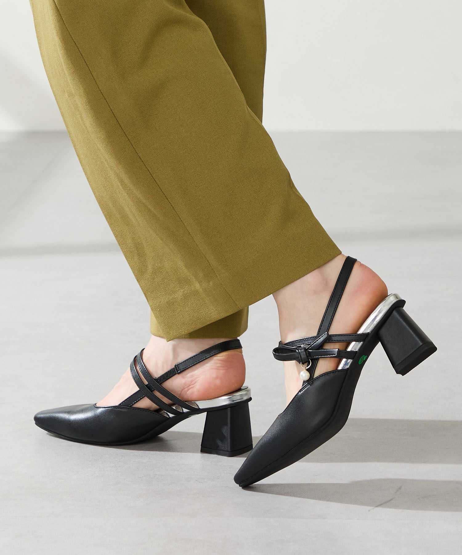 パールチャーム付きバックストラップパンプス/56316 – ORIENTALTRAFFIC