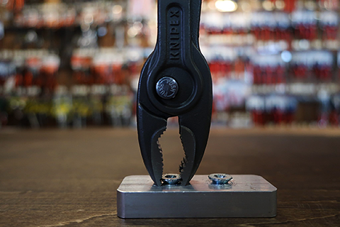 脅威の爆売れ！KNIPEXの「なめたネジ」を回せる大人気プライヤー