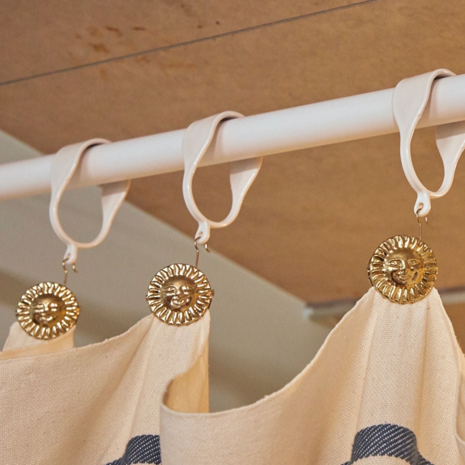 大型カーテンリング ジャッキタイプ用 白 RWO-42｜平安伸銅工業