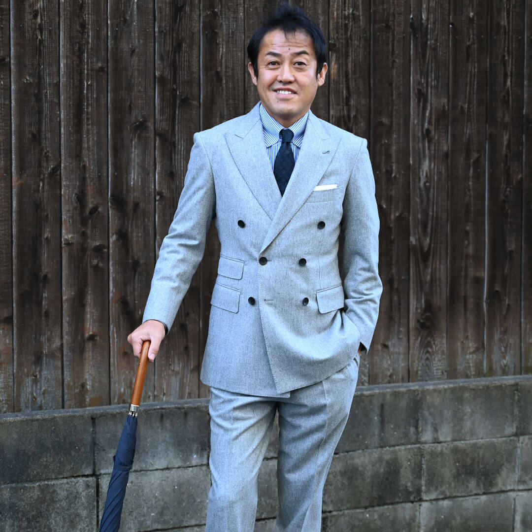 ライトグレーのフランネル素材でクラシカルなダブルスーツ “CANONICO