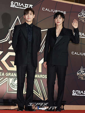 フォト】東方神起、黒一色のスーツ姿でかっこよさ炸裂-Chosun Online