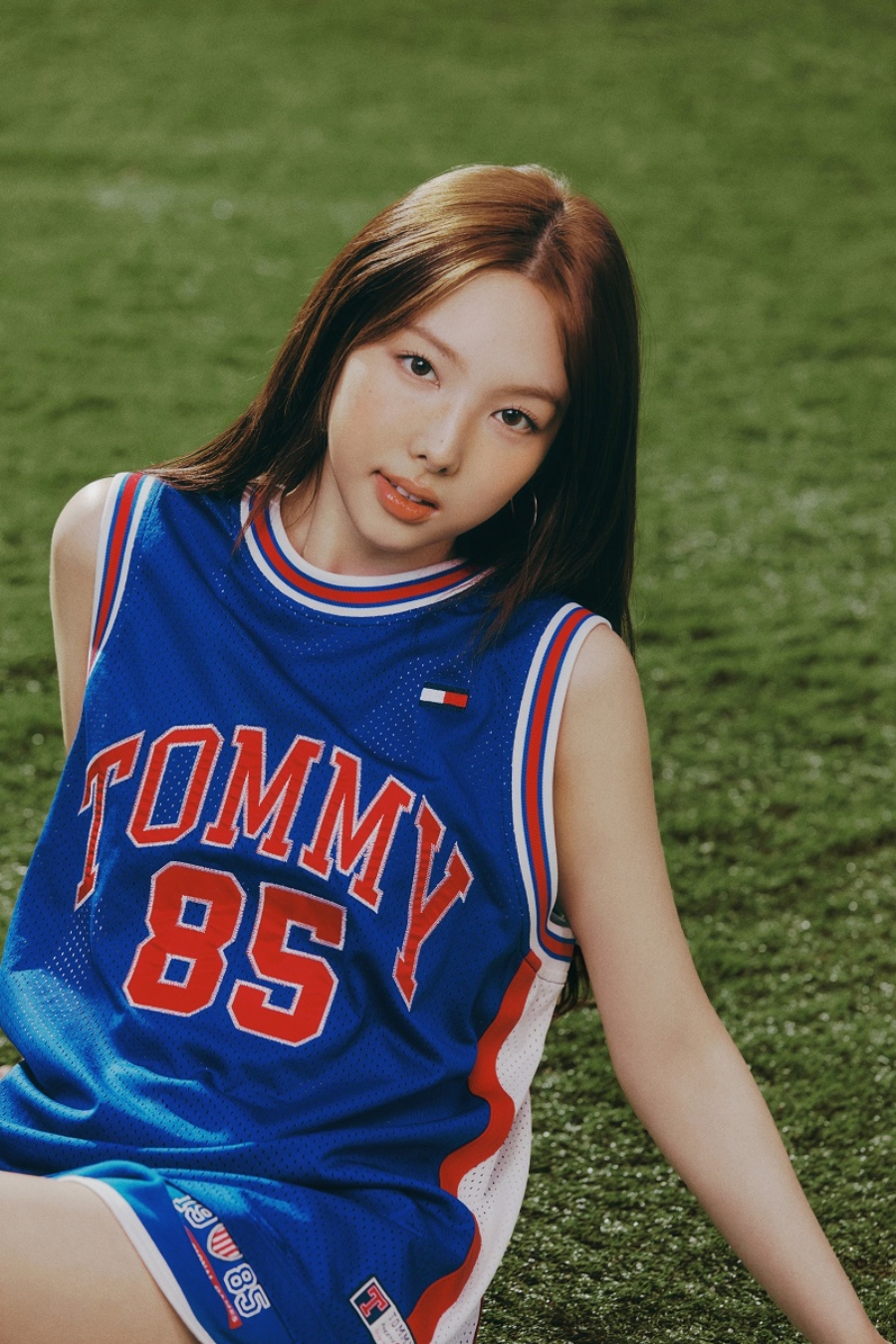 フォト】TWICEナヨン、赤いジャージワンピ姿で完ぺきなスタイルをアピール