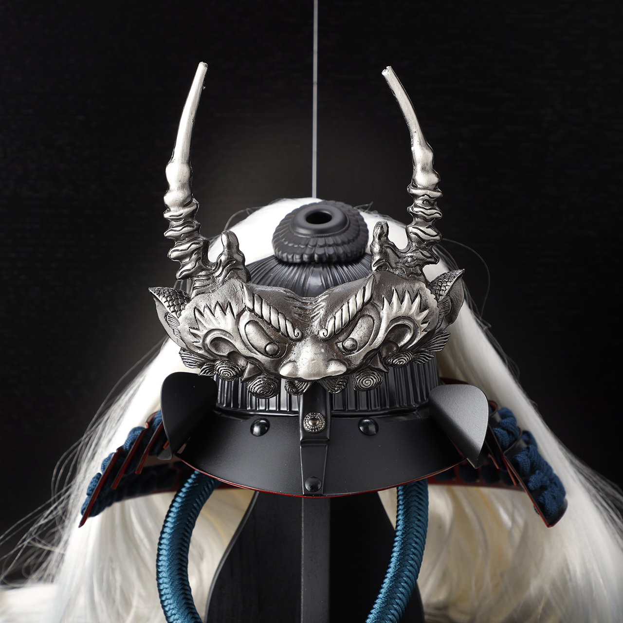 漆黒 – SHIKKOKU – 武田信玄 鈴甲子雄山 【五月人形・武将兜】 - 人形