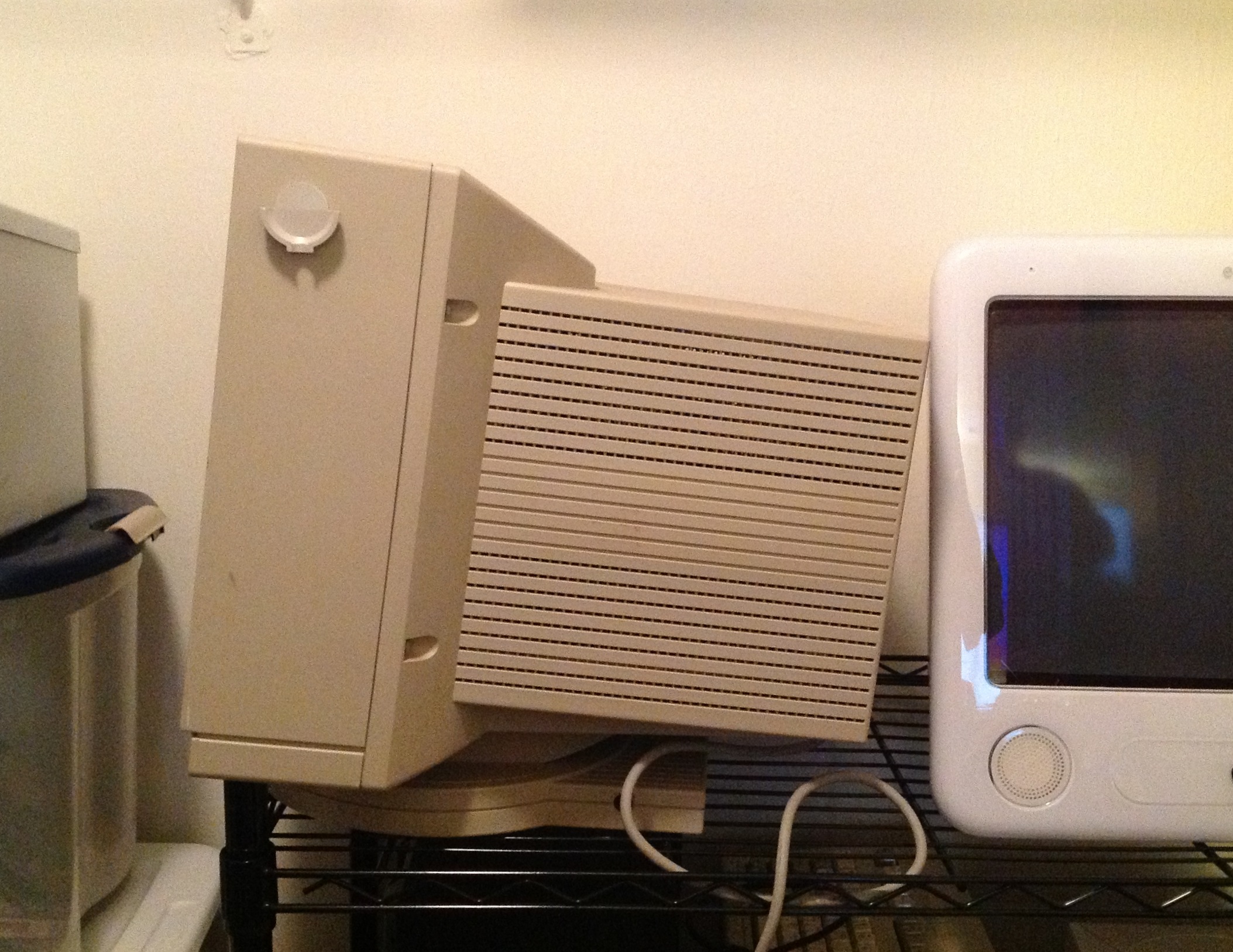 Apple Macintosh Quadra 700 and AppleColor High-Resolution RGB