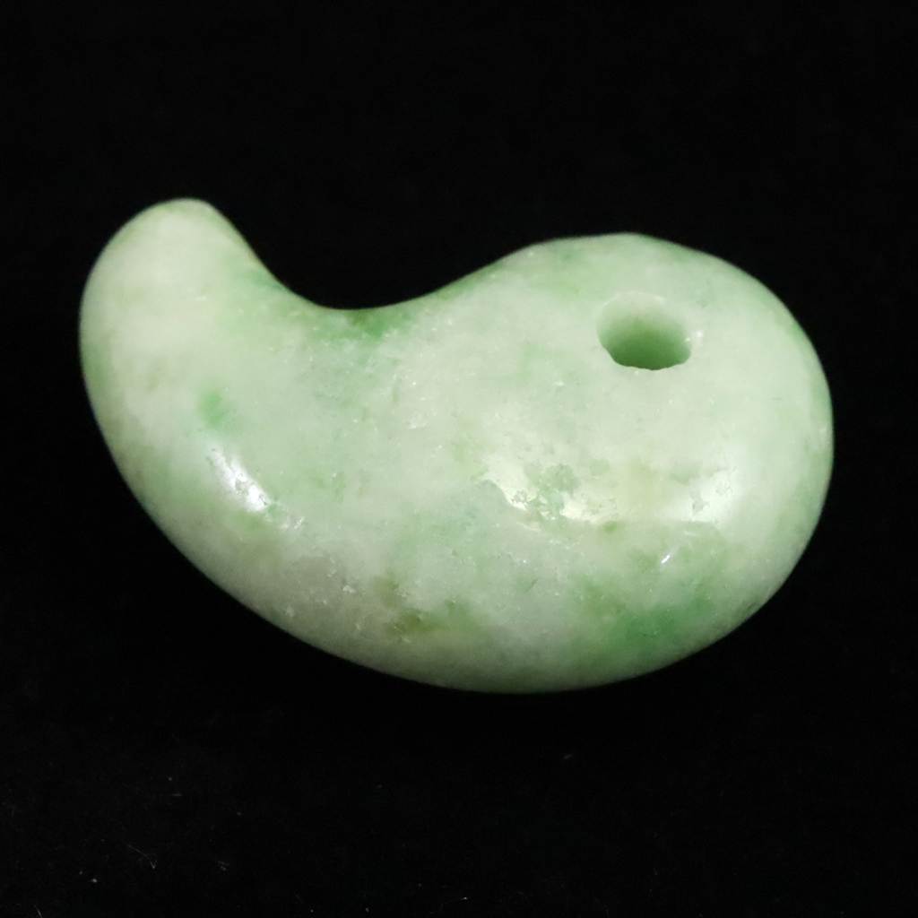 崑崙翡翠（こんろんひすい） AAA 30.5mm勾玉 11.9g (ID:68069) | 榎本通商