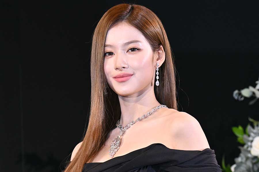 TWICEのSANA、総額70億円超えのジュエリーをまとい登場 美の秘訣＆来年