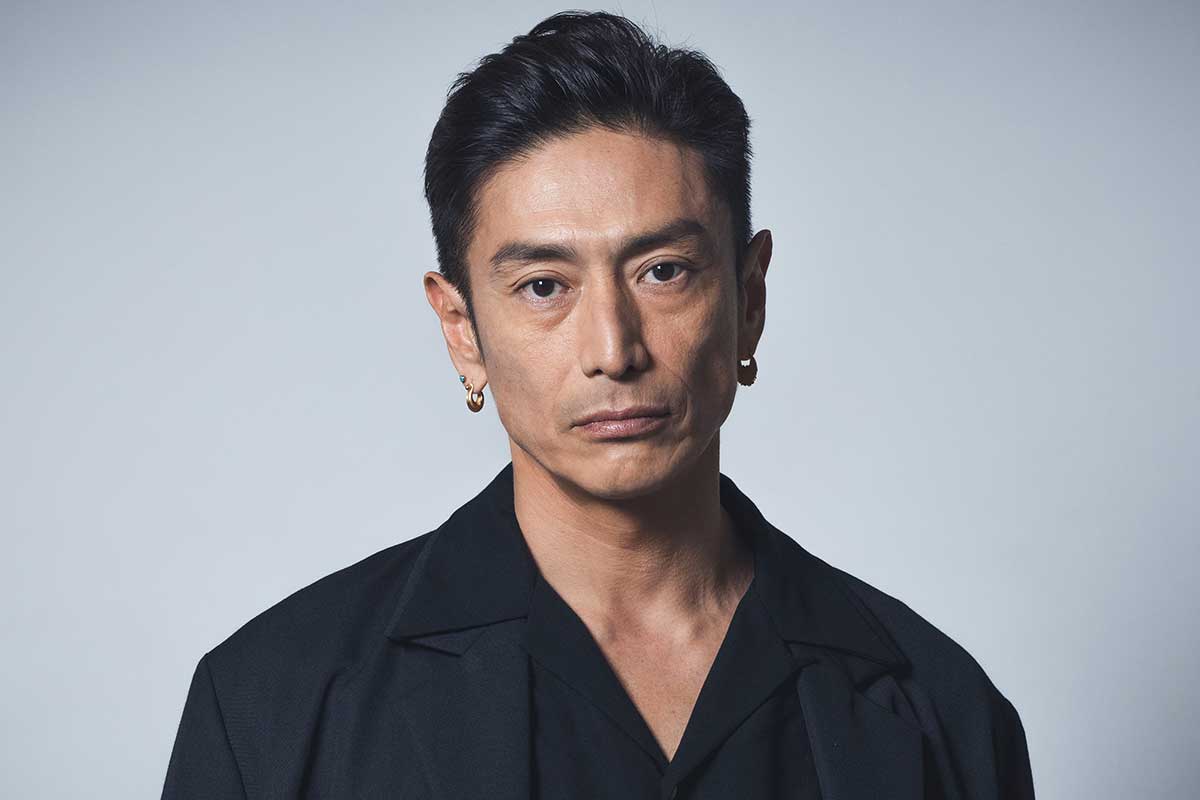 伊勢谷友介の激変に注目 黒サングラスにピアス…ワイルドな風貌に