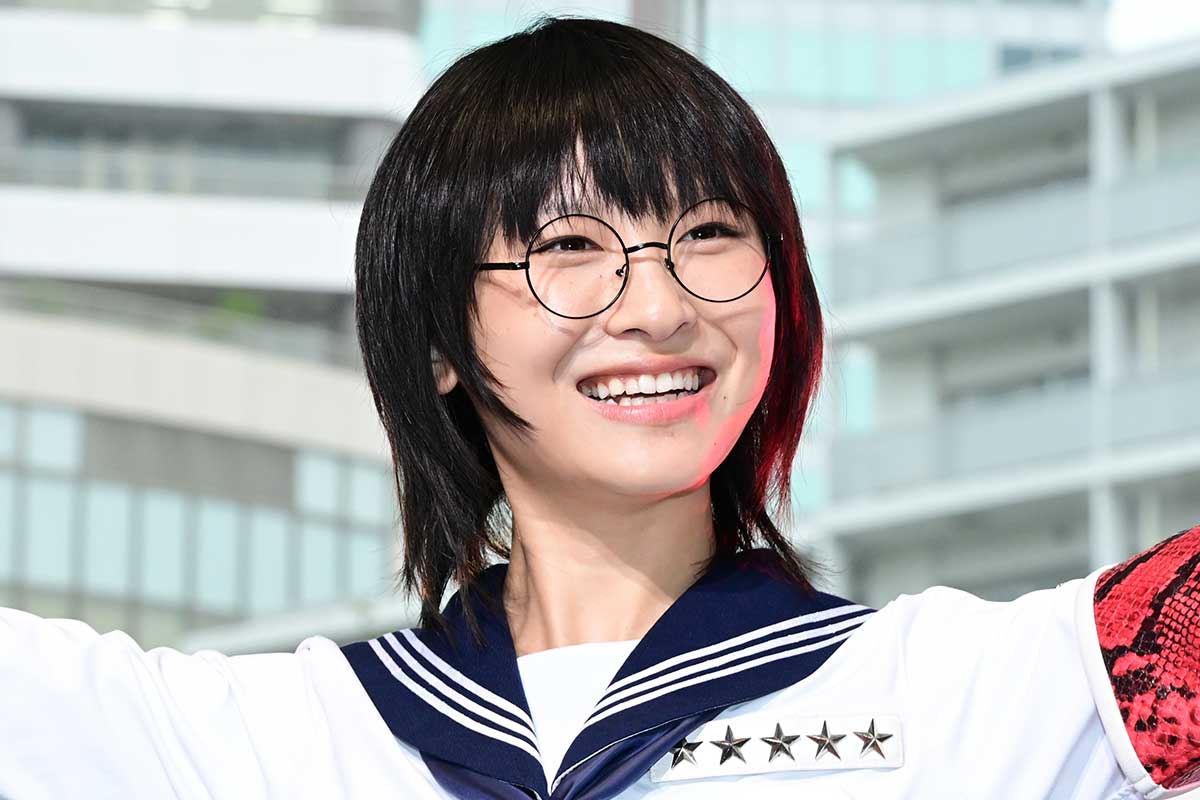 新しい学校のリーダーズ・SUZUKA、トレードマークのメガネ外して雰囲気