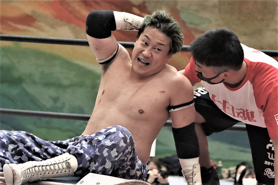 骨折しても闘いながら治す 令和に現れた昭和流のプロレスラー