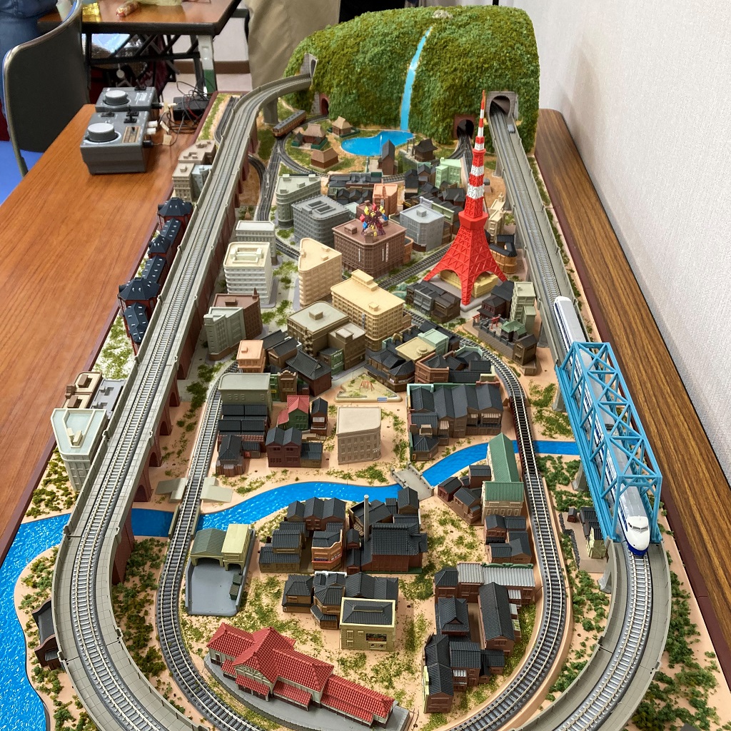 寄付された「昭和にっぽん鉄道ジオラマ」を展示して、寄贈品を活用する