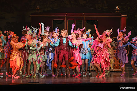 観劇レポート】宝塚歌劇 花組公演 祝祭喜歌劇『CASANOVA』 | ローチケ