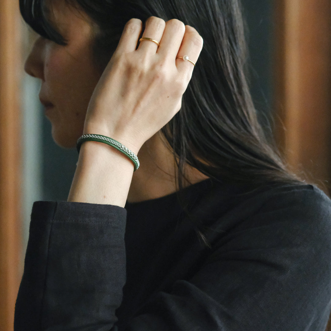 ビーズが際立つ、シンプルな三つ編みデザイン – Envelope