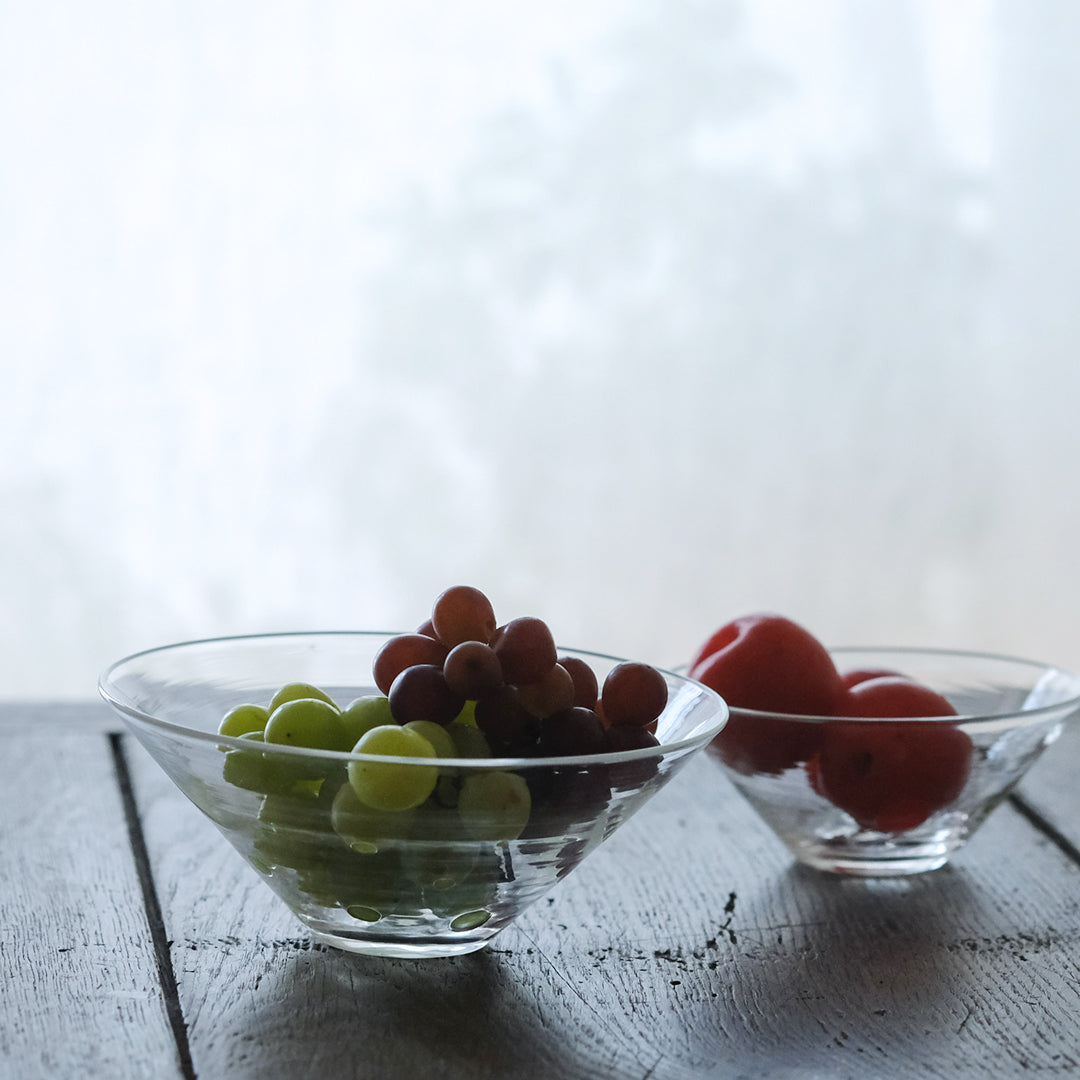 食事を引き立ててくれる、懐の深いガラスの鉢 – Envelope