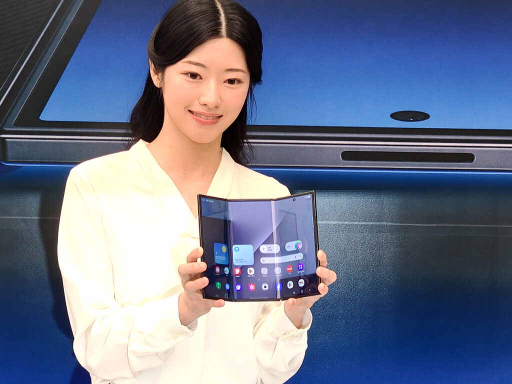 三つ折りスマホ「Galaxy Z TriFold」はeSIM利用にも便利、実機を