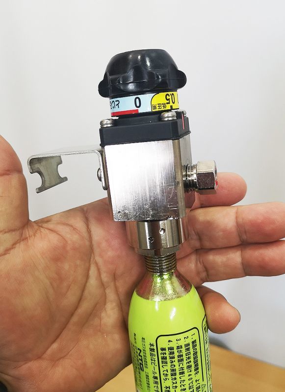 ミニガス専用減圧弁【フック付】 - ビールサーバードットコム@えり酒店