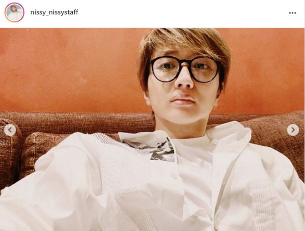 目の保養」Nissy(西島隆弘)、オフ感のある眼鏡SHOTに反響「圧倒的にお