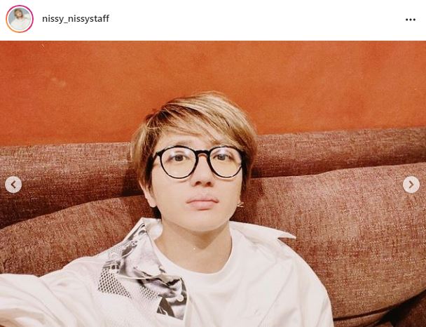 目の保養」Nissy(西島隆弘)、オフ感のある眼鏡SHOTに反響「圧倒的にお