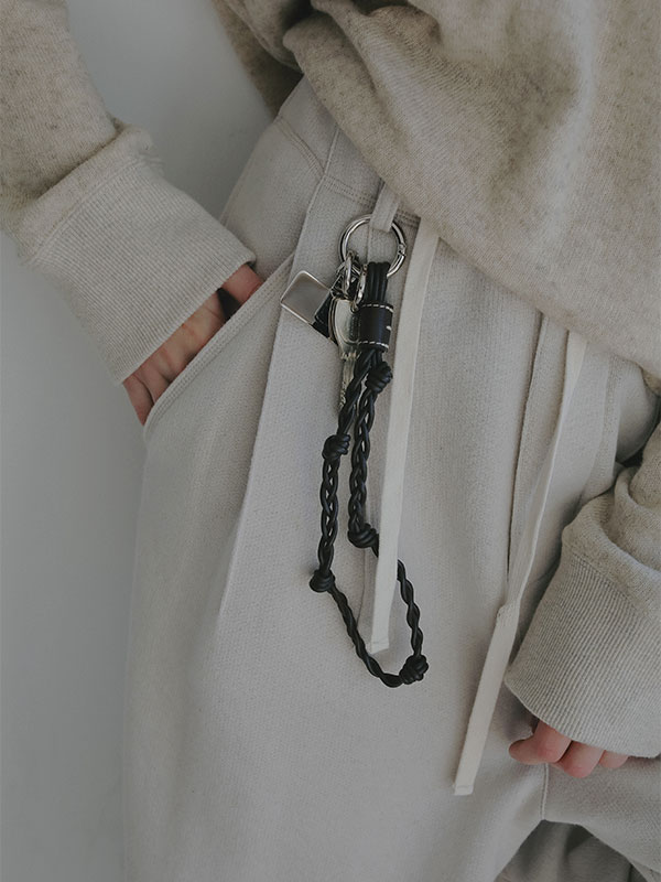 レザーコードショートマルチストラップ(F BEIGE): グッズ │ ETRE