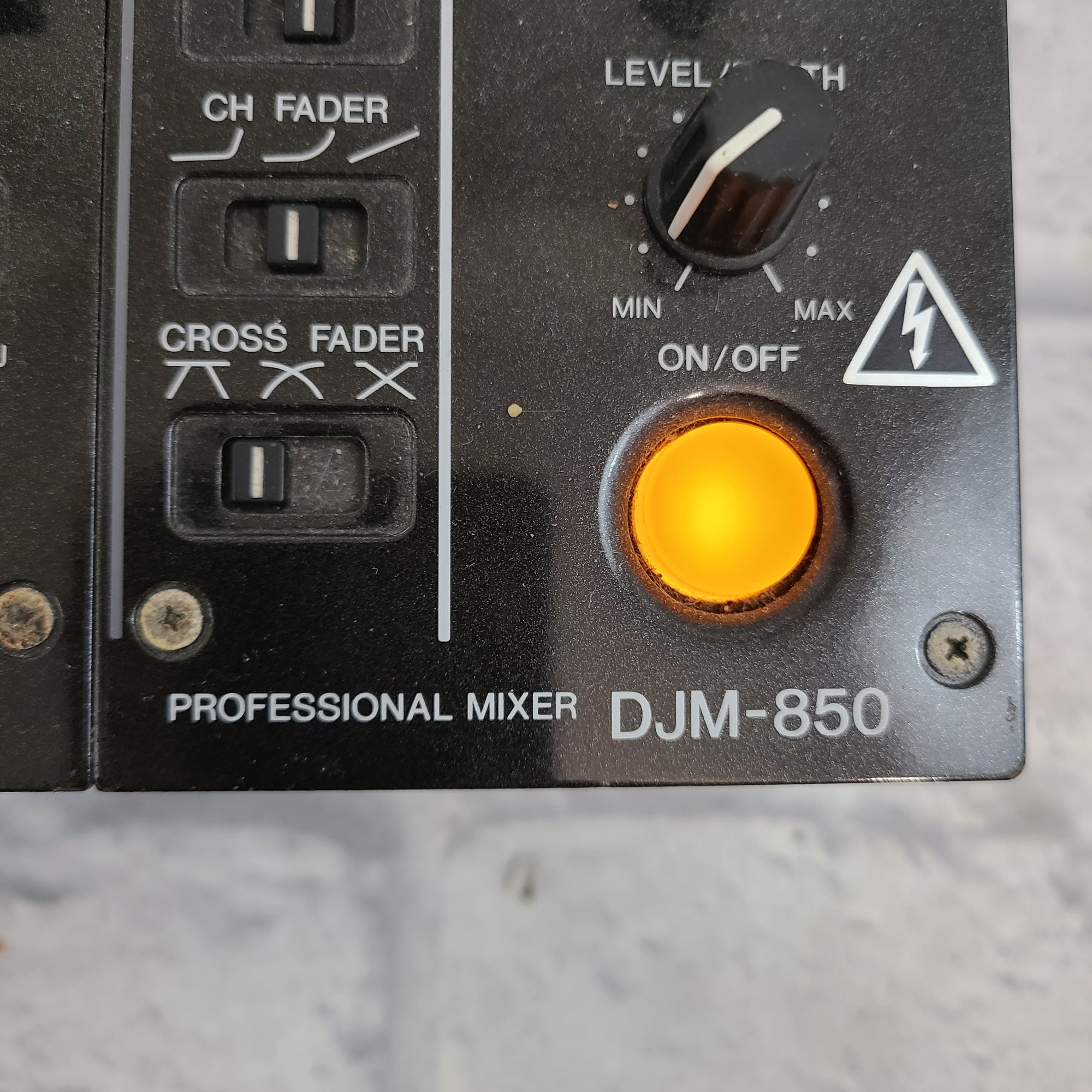 Pioneer DJ DJM-850 Mixer w/ USB - Evolution Music