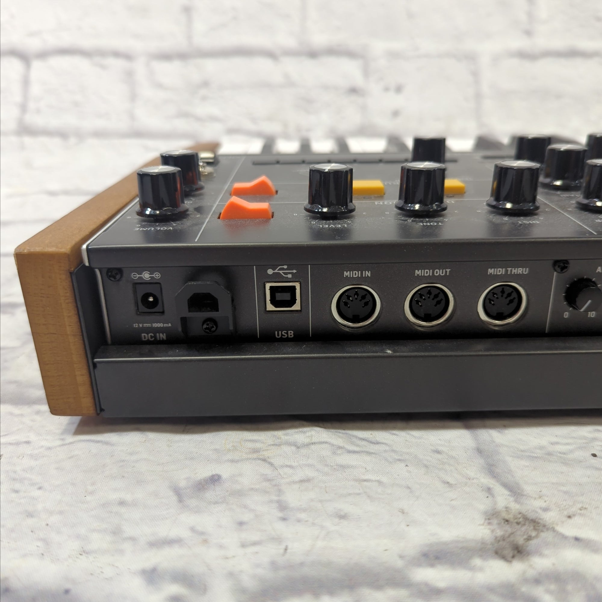 Behringer Poly D 4-Voice Po - Evolution Music