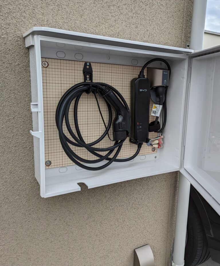 EV充電用コンセントにケーブル収納ボックス取付 | もしかして使える