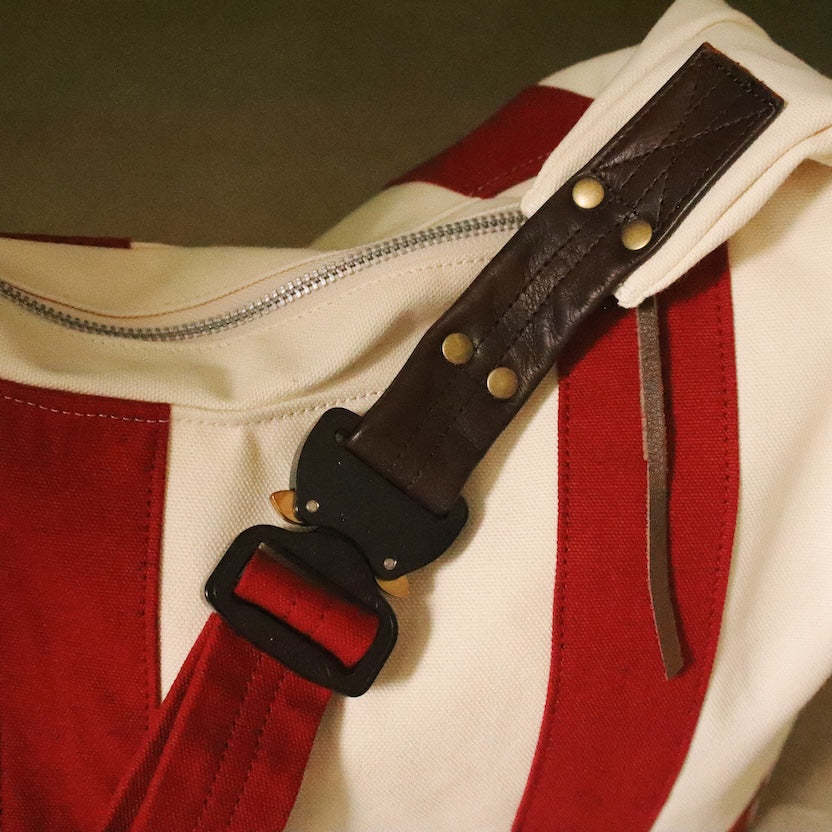 3D cutting messenger bag Red – EYE/KHOKI