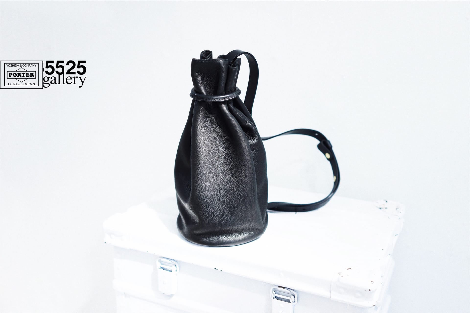 ヒッピーが愛用するレザーバッグがモチーフ、“5525gallery × PORTER