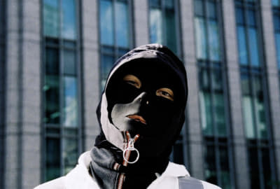 謎の覆面アーティストQiezi Maboが1st アルバムをオークション限定で