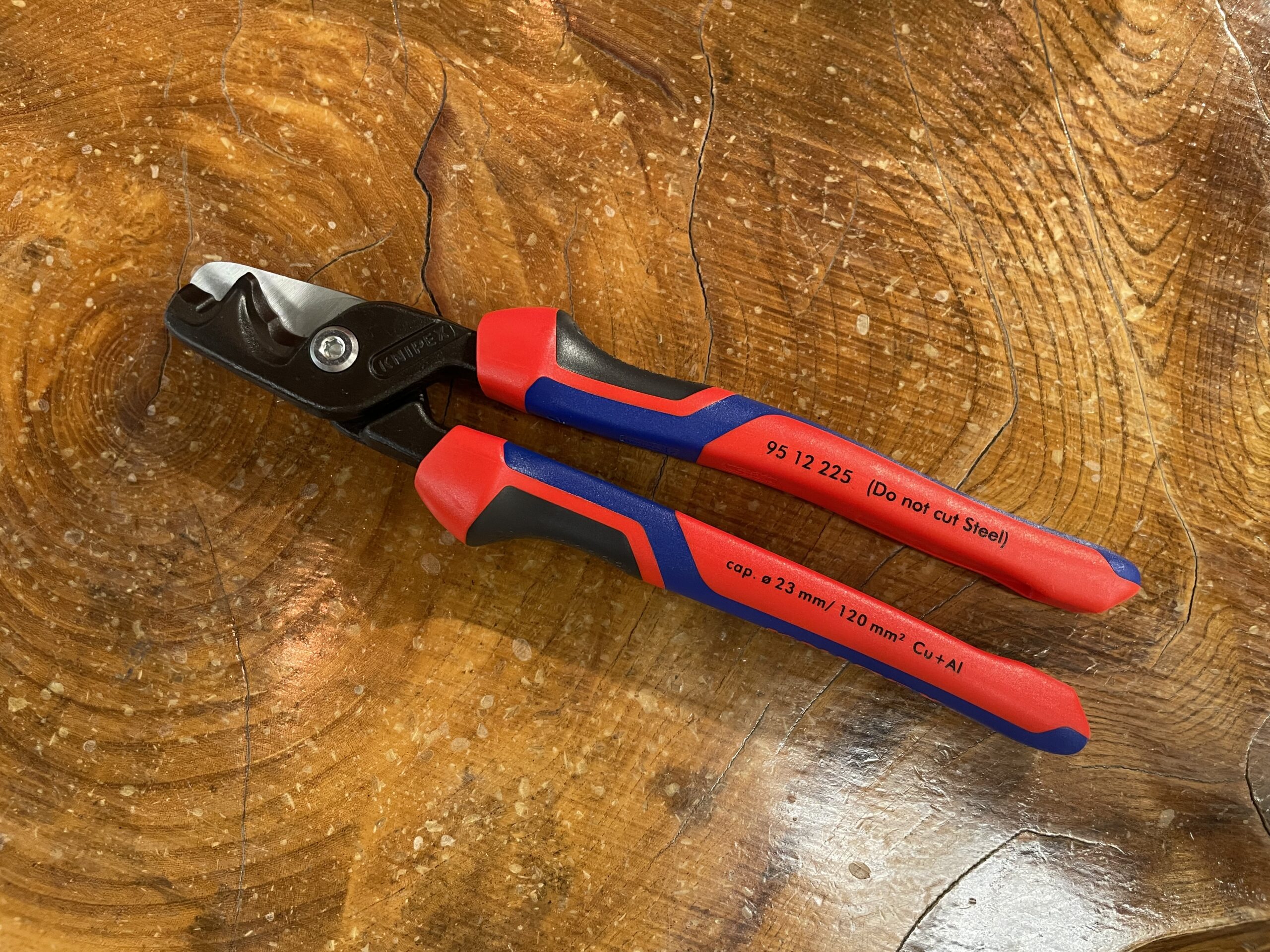 KNIPEXの新型グリップのケーブルカッター新登場！ - ☆工具屋