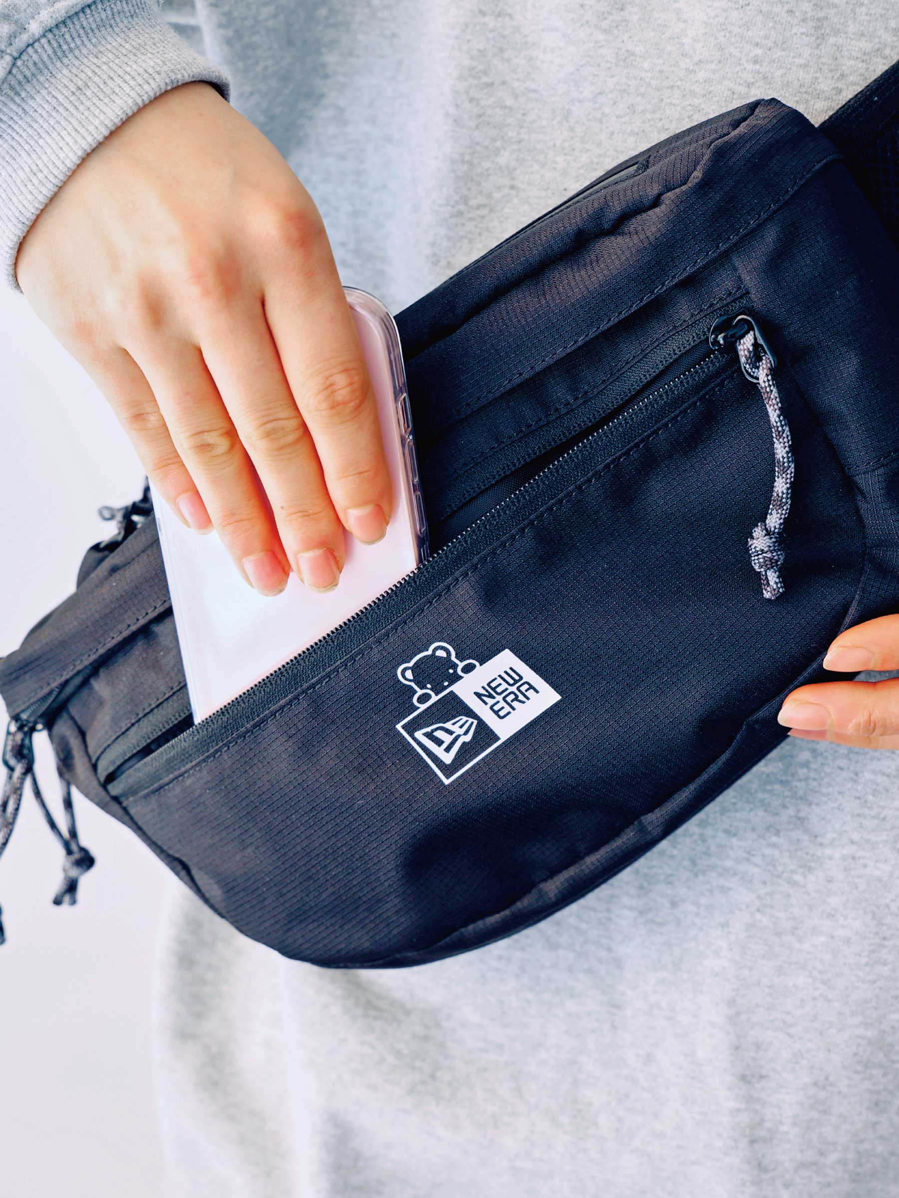 ボディバッグ〈NEW ERA® × familiar〉 | ファミリア公式サイト