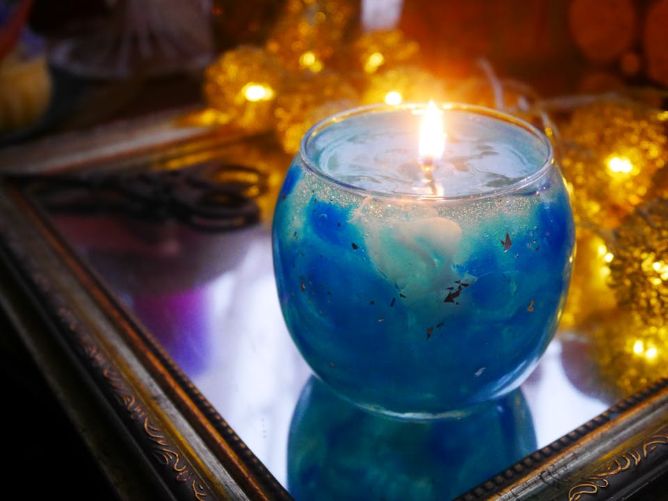 100均で】透明感あふれるジェルキャンドルの作り方を紹介 | FANTIST