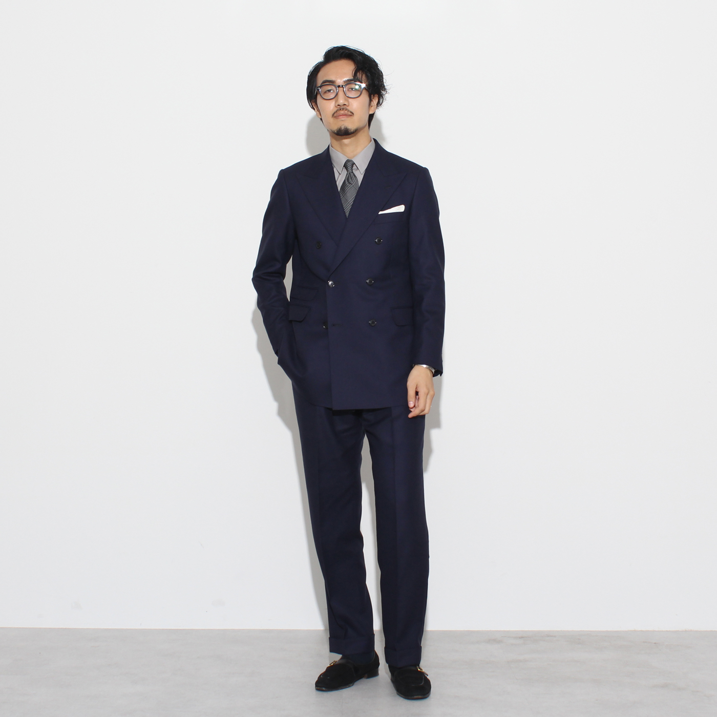 STAFFコーデ】ネイビーのダブルブレストスーツのブリティッシュ