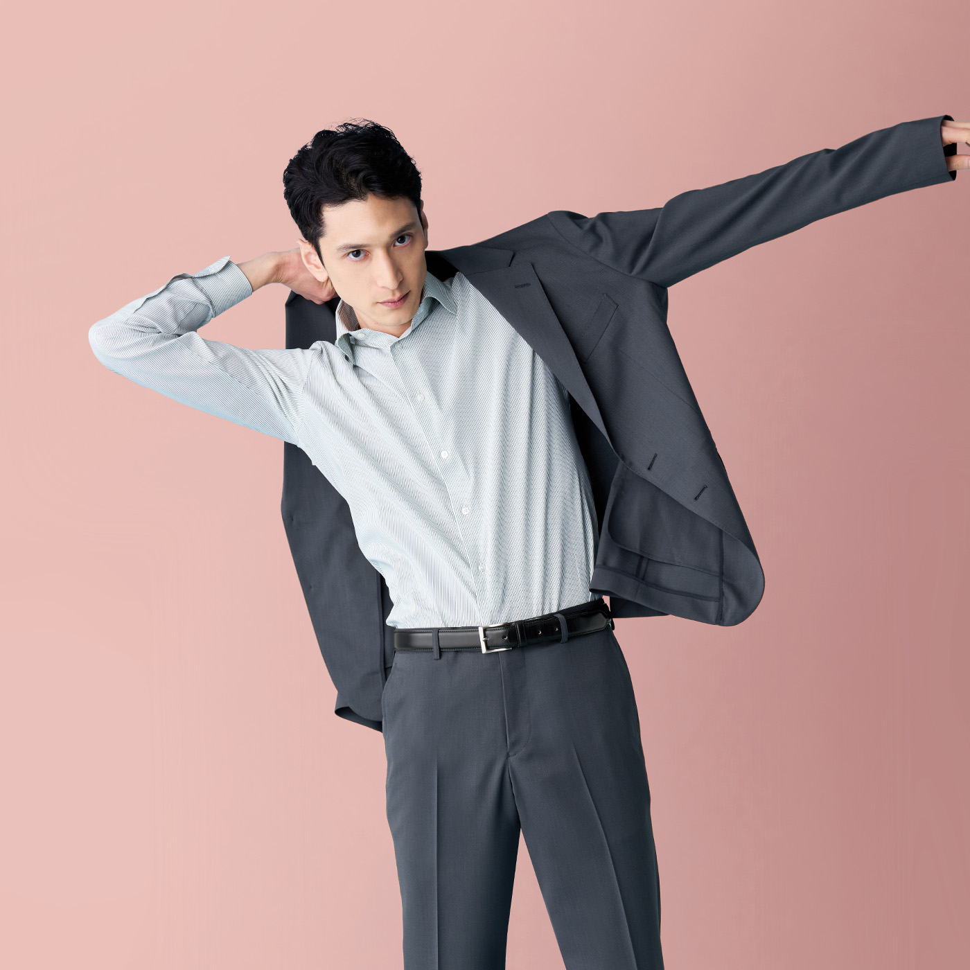 現代の働き方に寄り添った、スーツ見えセットアップスタイル