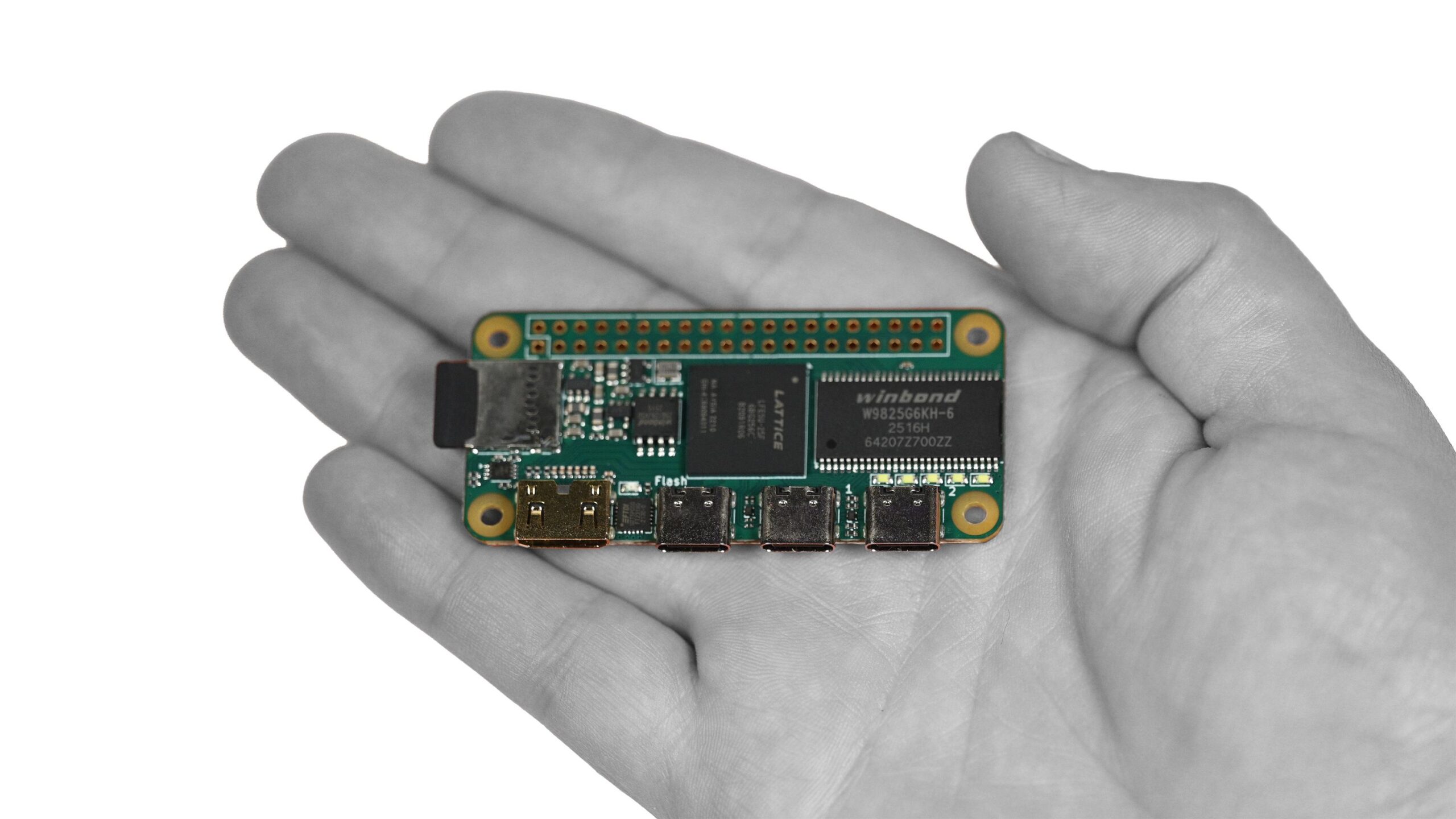 ラズパイZeroサイズの自作基板を16歳の高校生が開発、プロセッサーを