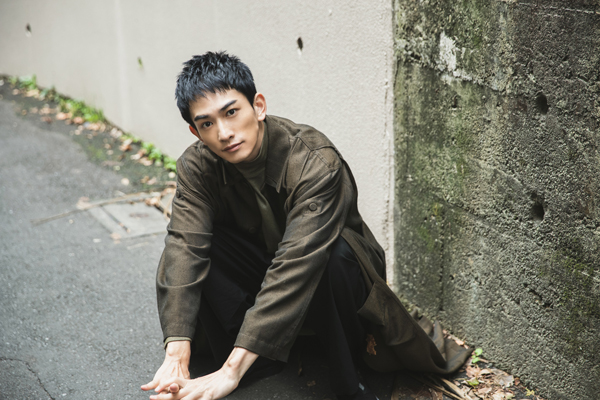 町田啓太】 初の写真集『BASIC』に込めたファンへの想いと 深碧の地