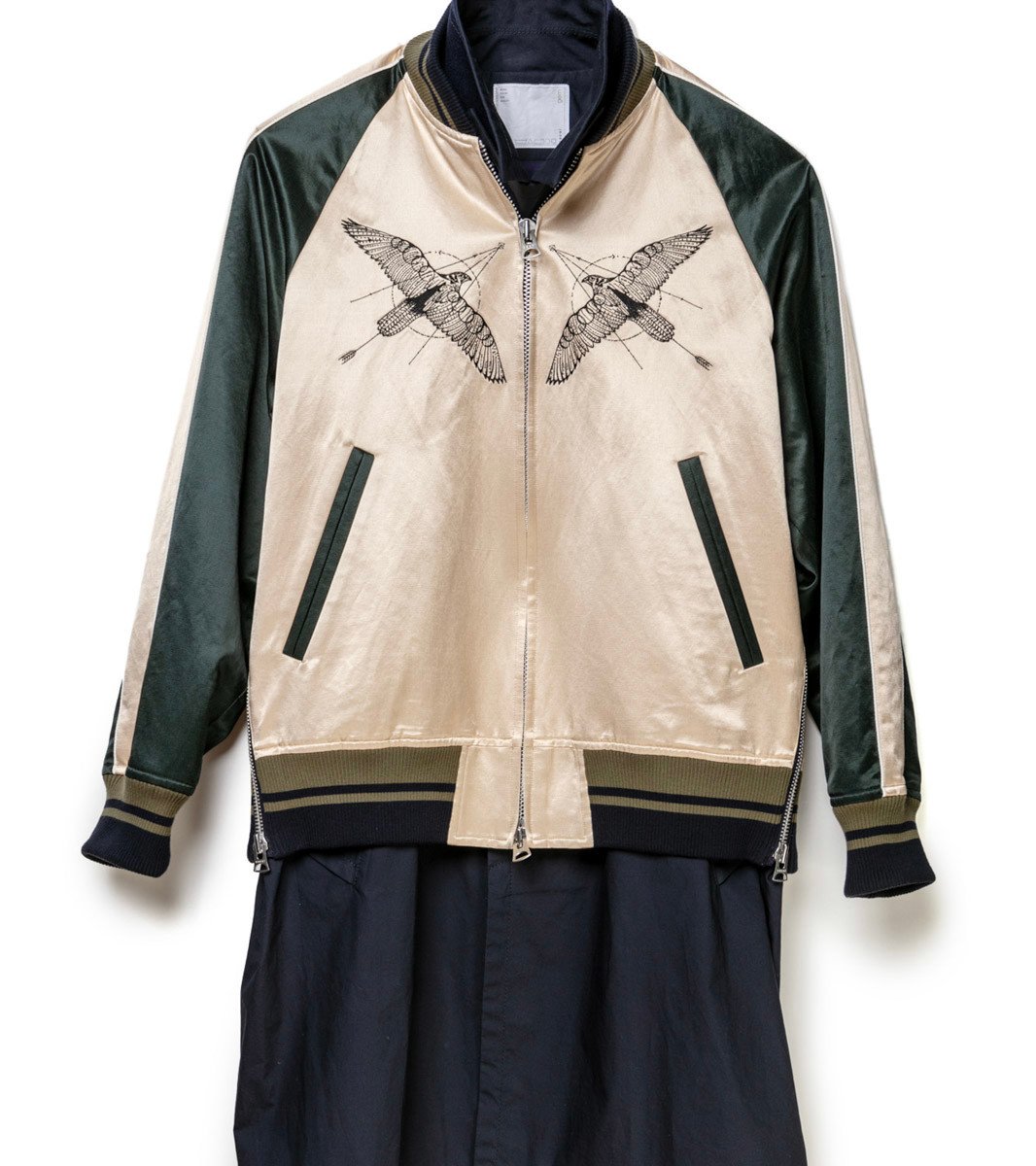 サカイ×ドクター ウー、鳥モチーフを刺繍した限定デザインのTシャツや