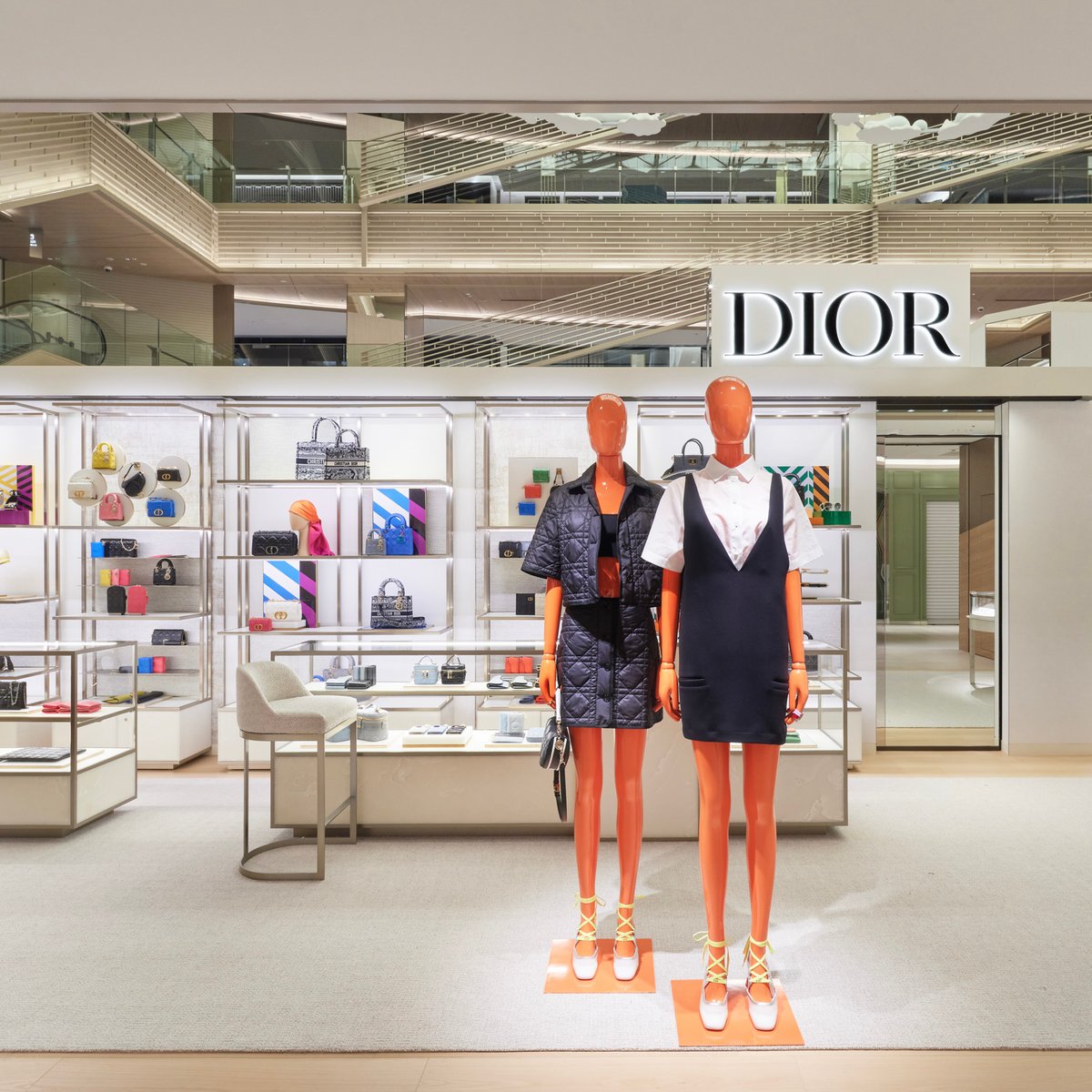 ディオールのテンポラリーストアがGINZA SIXにオープン、限定ブック