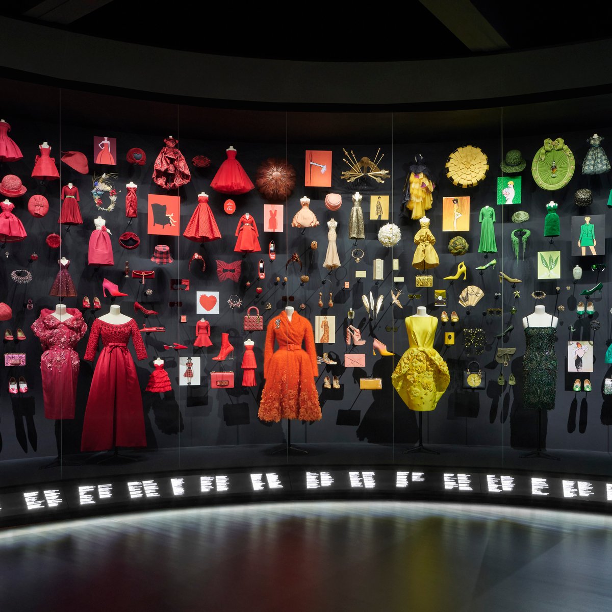 クリスチャン・ディオール、夢のクチュリエ」展が開幕 1500点以上を展示