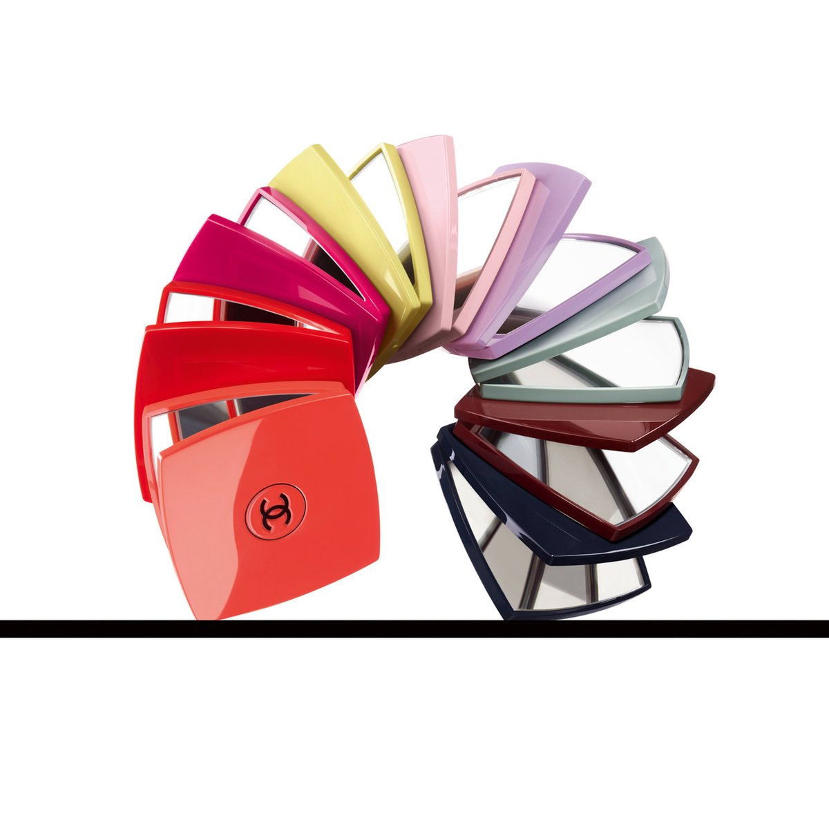 シャネルからカラフルなビューティツールコレクションが発売 鮮やかな9色