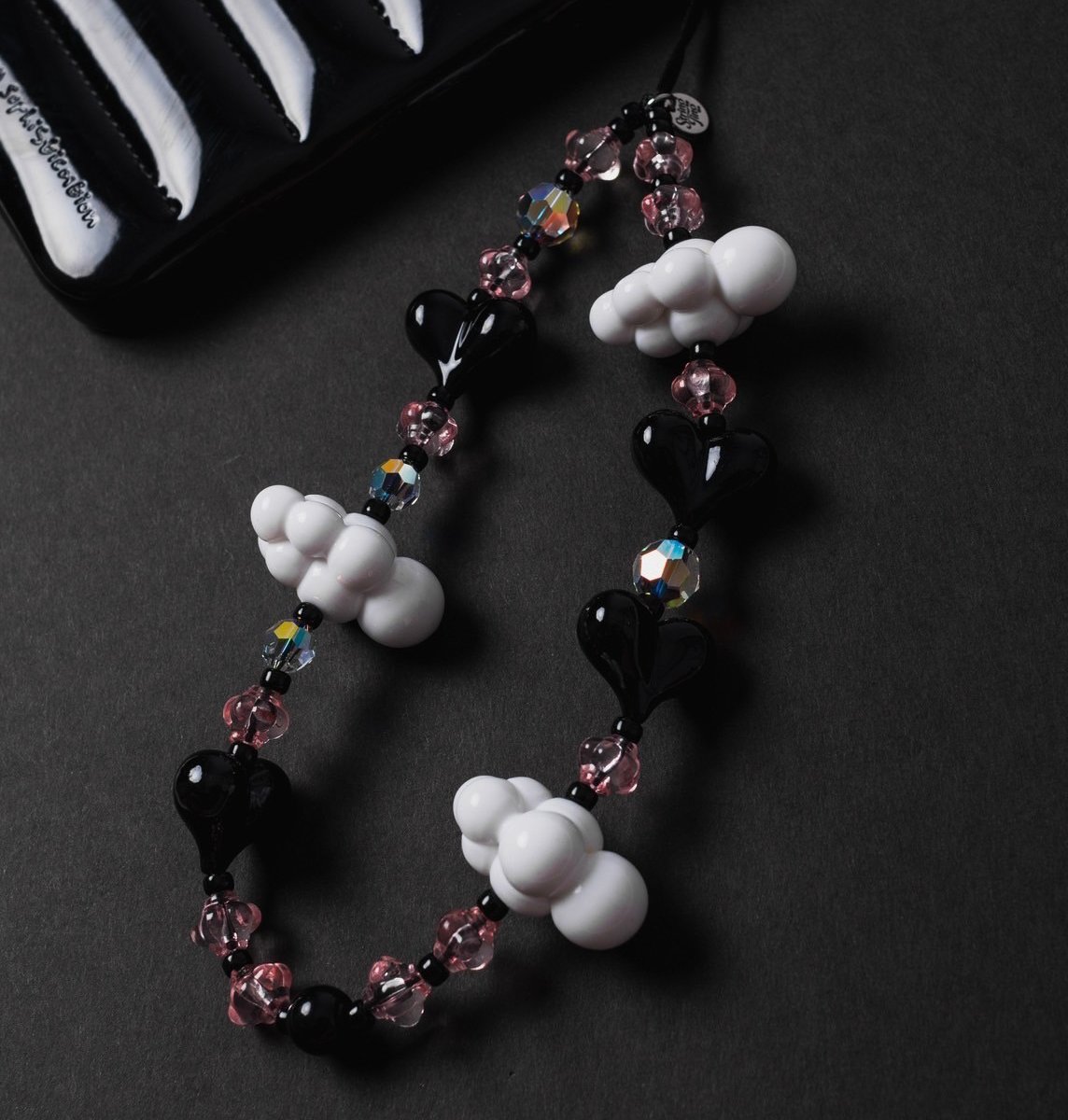 BLACKPINKやNewJeansが愛用する携帯ストラップ「ストリング ティング