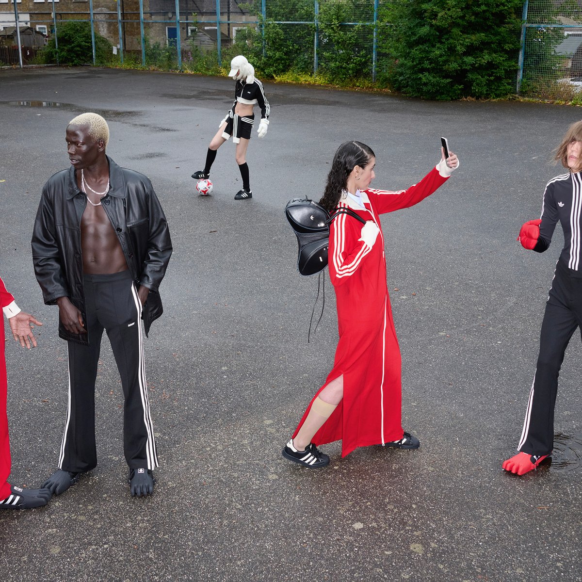 アヴァヴァヴがアディダス オリジナルスとのコラボコレクション発売