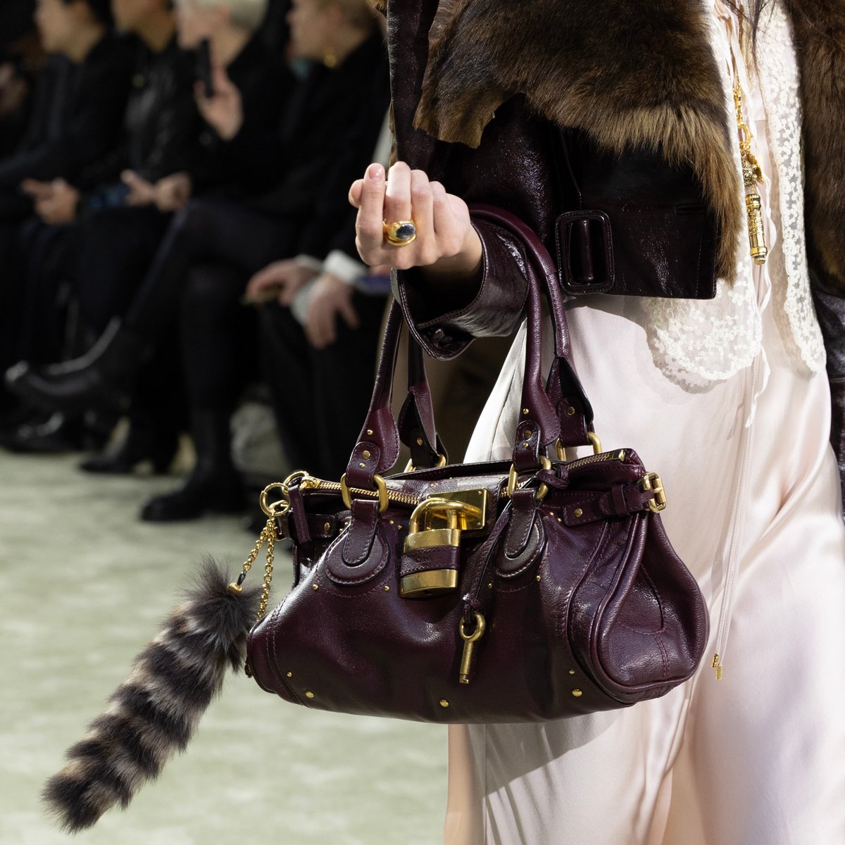 クロエの「パディントン」バッグが20年ぶりに復活 パリコレに登場