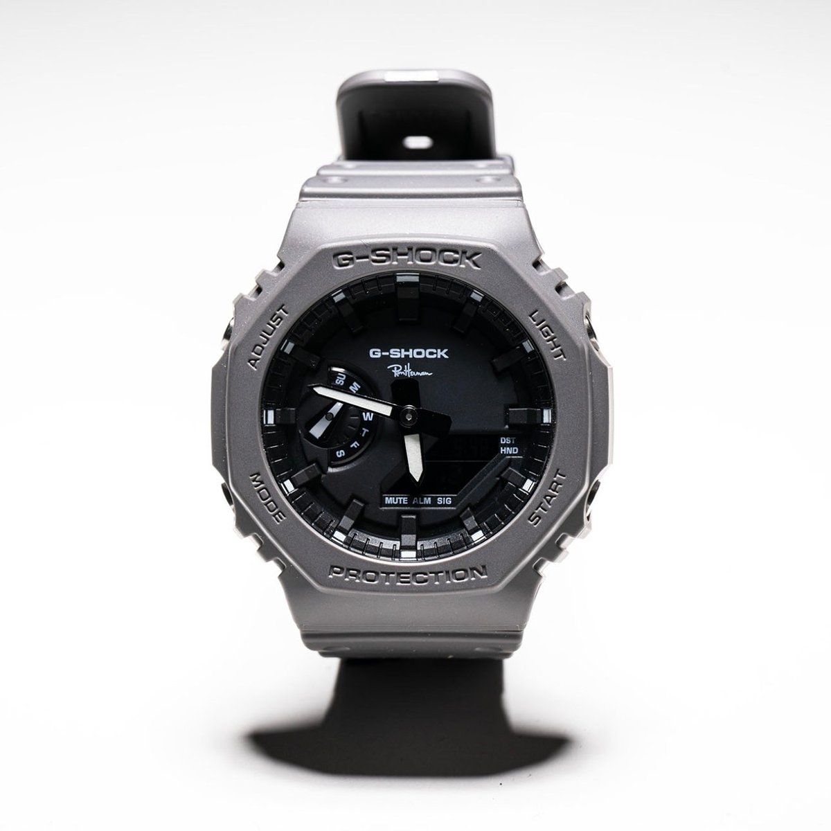 ロンハーマンがGショック「GA-2100」の別注モデルを発売 アナログ文字