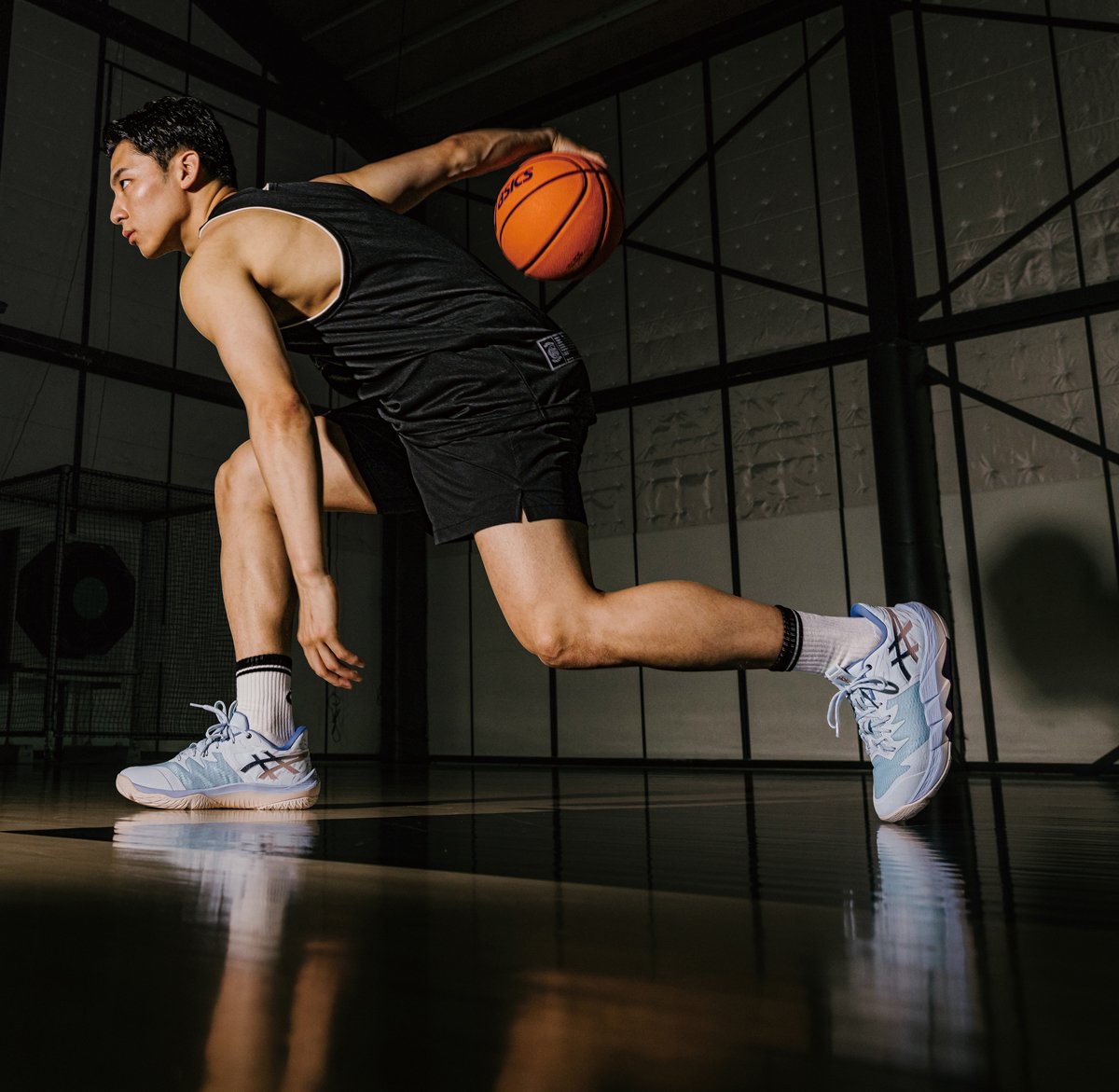 アシックスが河村勇輝とコラボ ヒール部に刺繍とサインをあしらった