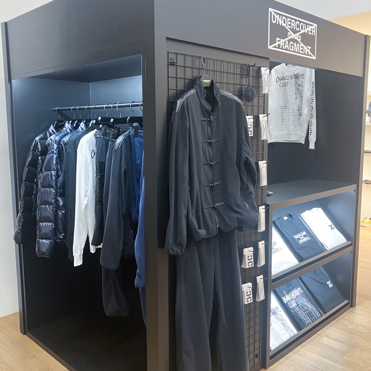 アンダーカバー ミーツ フラグメント」が登場、コラボロゴをあしらった