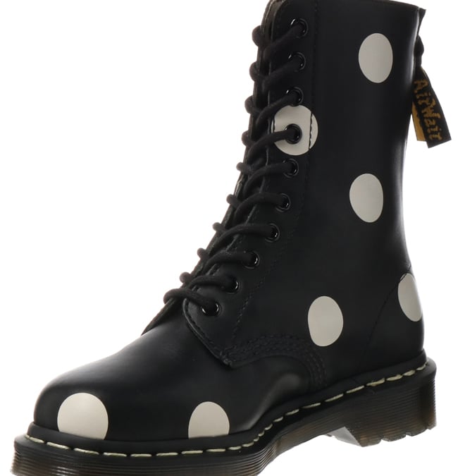 Y's」がドクターマーチンとコラボ、水玉柄のブーツを発売