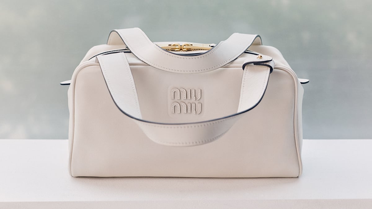 ミュウミュウが新作バッグを発売 ミニマルなデザインと実用性を