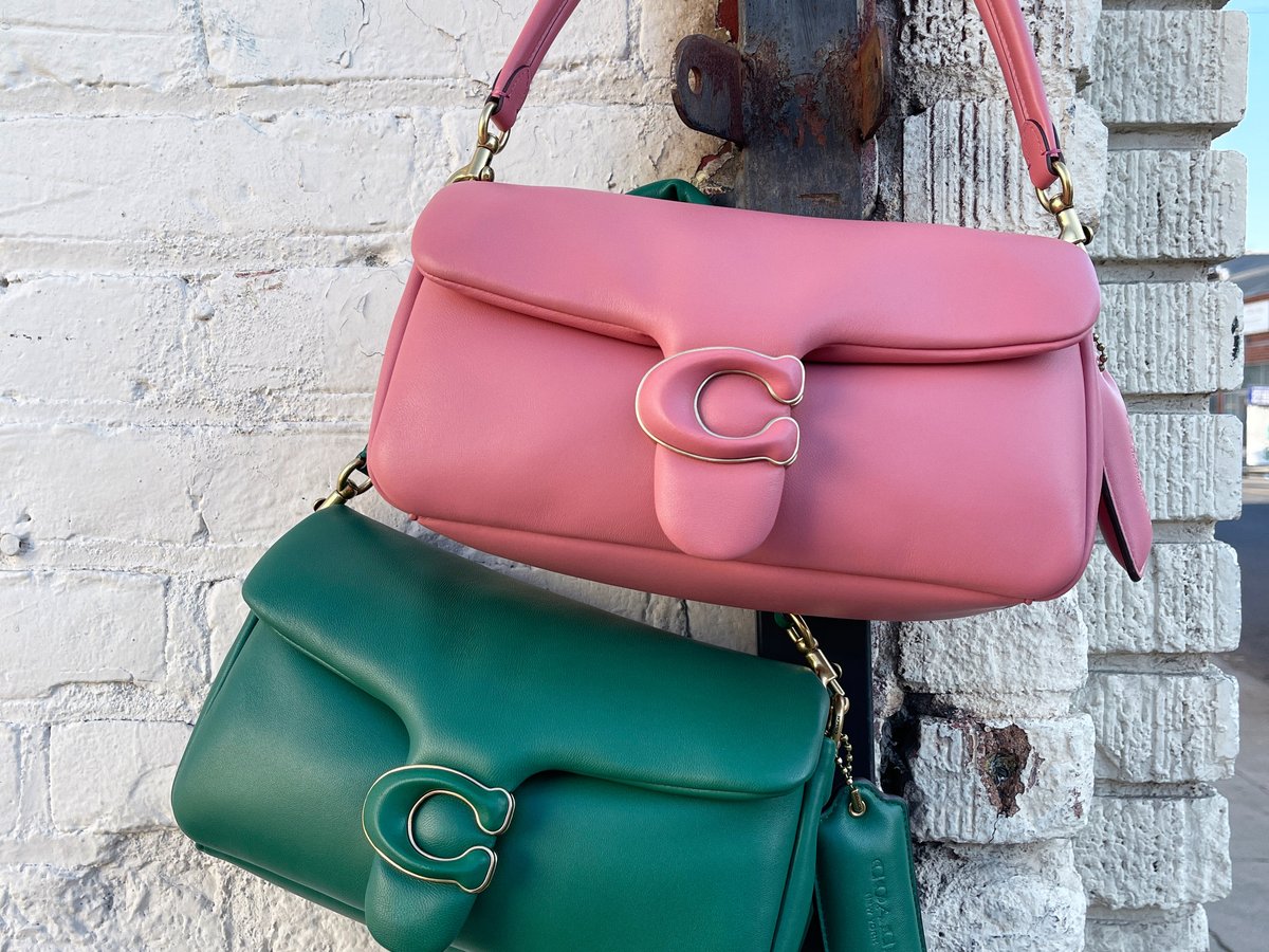 コーチが新作バッグ「ピロー タビー」発売、枕のようなシルエット