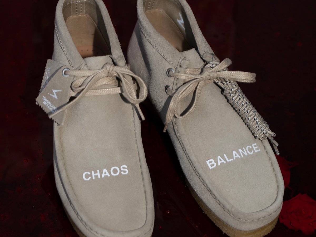 アンダーカバー×クラークス、アッパーに文字をあしらったワラビーを発売